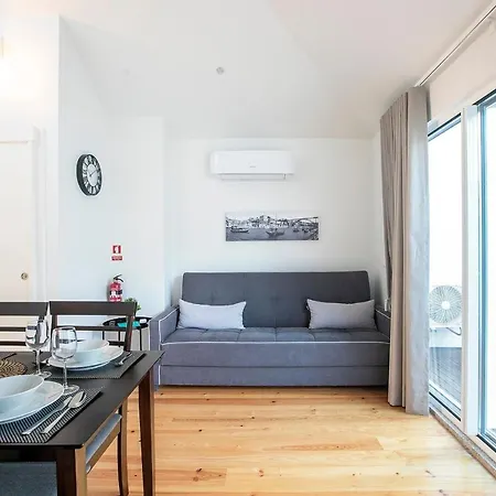 Апартаменты Lovelystay - Cozy 1br In Santa Catarina W/ Balcony Порту
