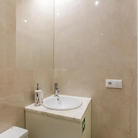 Lovelystay - Cozy 1br In Santa Catarina W/ Balcony * Порту