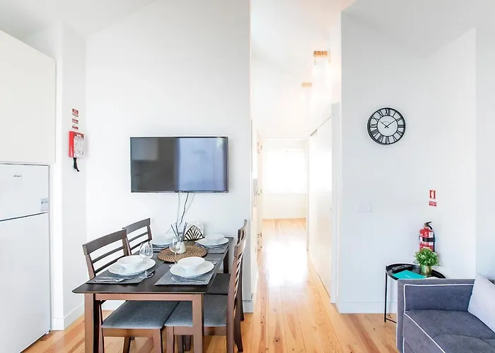 Lovelystay - Cozy 1br In Santa Catarina W/ Balcony Oporto