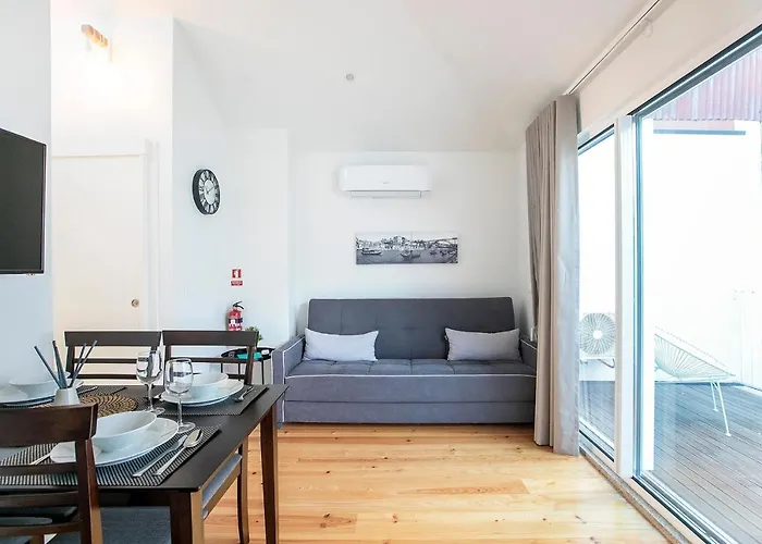 Apartamento Lovelystay - Cozy 1br In Santa Catarina W/ Balcony Oporto